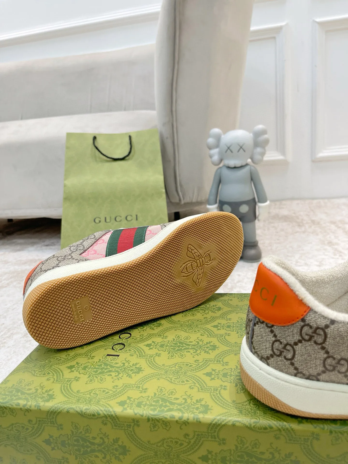 Ex-factory price: 540💰 GUCCI Gucci's newly upgraded back cover lining, top-notch old dirty shoes, classic casual sports shoes for couples, retro sneakers and old G family dirty shoes, updated at the counter simultaneously! ①The shoe upper has the same water-based edge coating process as the original version⚠️The ordinary oil edges on the market have a strong glue feel and are easy to fall off! Grade A first-layer nubuck leather (with pores)/matching computer embroidered double G cloth, high-density terry velvet lining. ② A PVC transparent small round mark sealing line is added to the details of the midsole. The mold is opened six times and the jewelry craftsmanship is used to customize the two-color double G buckle, striving to be the same as the original version. A pair of buttons is more than three times more expensive than ordinary buckles on the market. ③An old two-color washable label, the chip is placed on the outer waist of the right foot, the entire shoe is completely hollowed out with rubber technology, TUP material (rubber to distinguish the market) with the latest green packaging from the counter, 3D printed handbag, and a pair of shoelaces. There is no pressure when entering and exiting the counter. You can buy a 1:1 accurate replica of the original version and modify and upgrade it repeatedly. The details are perfectly restored, the materials are all customized, and they are truly top-notch. Please look at the details clearly to identify the quality. Upper: First-layer frosted cowhide/embroidered double G cloth. Lining: original high-density velvet lining. Foot pads: original pearlescent sheepskin. Outsole: private molded vacuum TPU material. Packaging: original top-grade full set packaging at the counter. Shoe size: women's size 35-40, men's size 39-44 (men's size 38, 45🉑️customized, non-returnable)